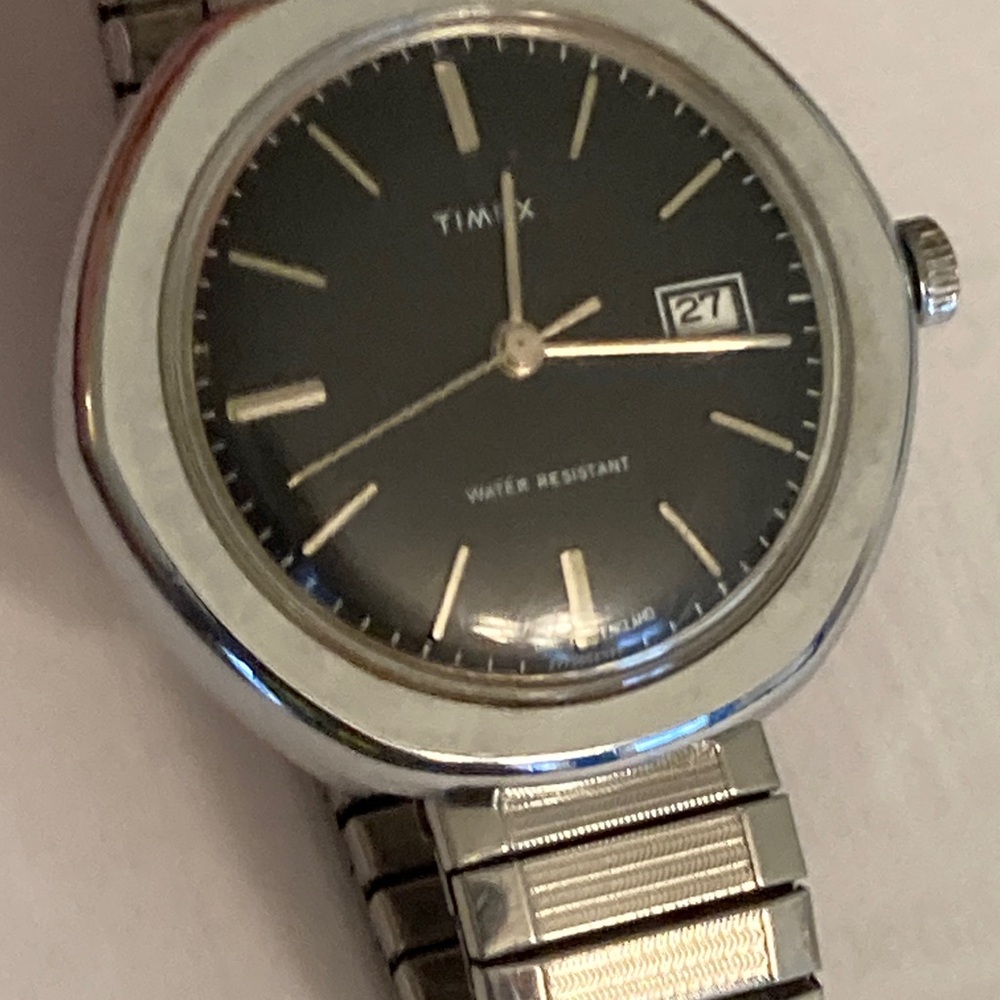 Vintage Timex watch, black dial, domed crystal, 2 straps, 1 leather, 1 stainless - Picture 6 of 17